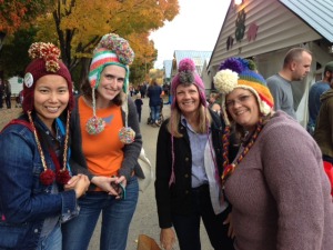 A New Haven Stitch n' Bitch group made pom-pom hats so that they could find each other in the crowd at Rhinebeck.  Smart!  And this crowd loved it.